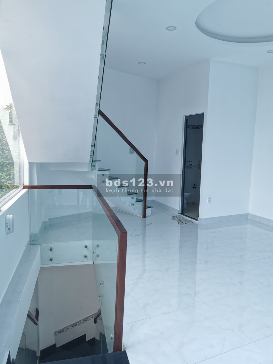 Bán nhà mới xây 3 mặt tiền đường Nguyễn Văn Quá, Đông Hưng Thuận, Q12. Giá 7.5 tỷ