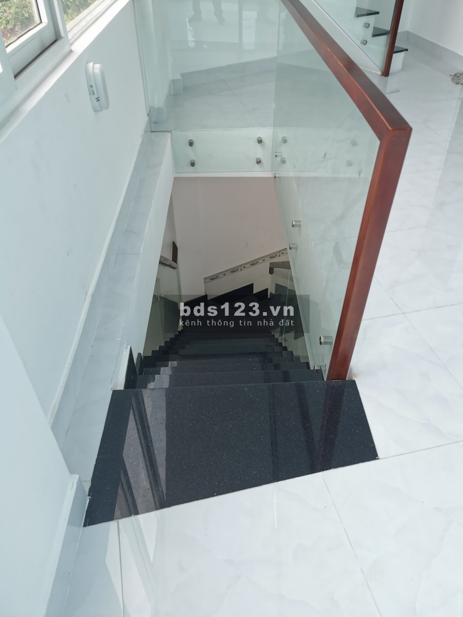Bán nhà mới xây 3 mặt tiền đường Nguyễn Văn Quá, Đông Hưng Thuận, Q12. Giá 7.5 tỷ