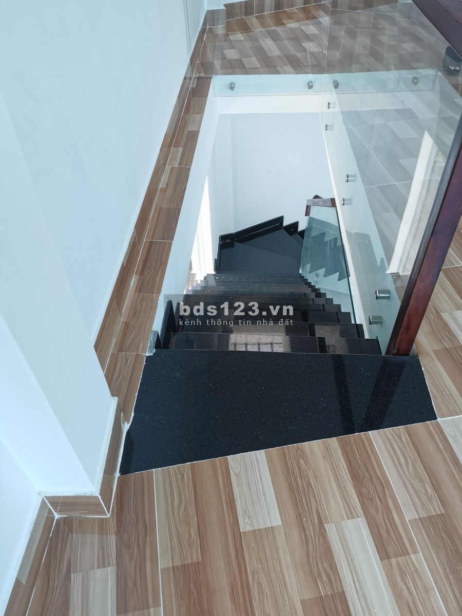 Bán nhà mới xây 3 mặt tiền đường Nguyễn Văn Quá, Đông Hưng Thuận, Q12. Giá 7.5 tỷ