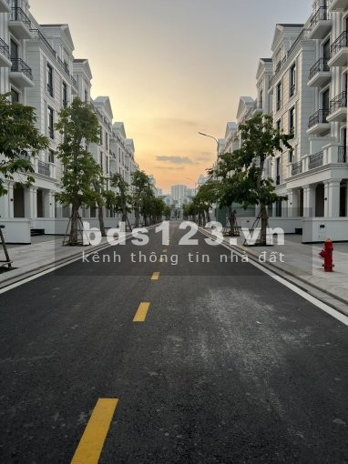 Bán gấp nhà phố The Manhattan VinHomes Grand Park Q9 gía 16,5 tỷ /96m2. LH: 0898206*