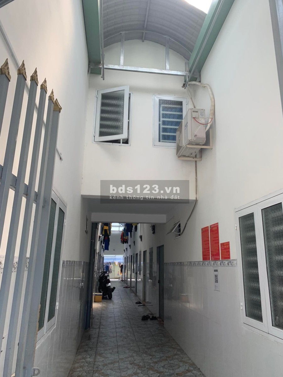 Gia đình cần bán 2 dãy trọ 300m2 (14 phòng 2 kiot) và lô đất 200m2 sổ hồng riêng, dân đông