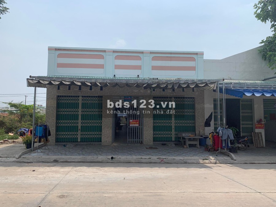 Gia đình cần bán 2 dãy trọ 300m2 (14 phòng 2 kiot) và lô đất 200m2 sổ hồng riêng, dân đông