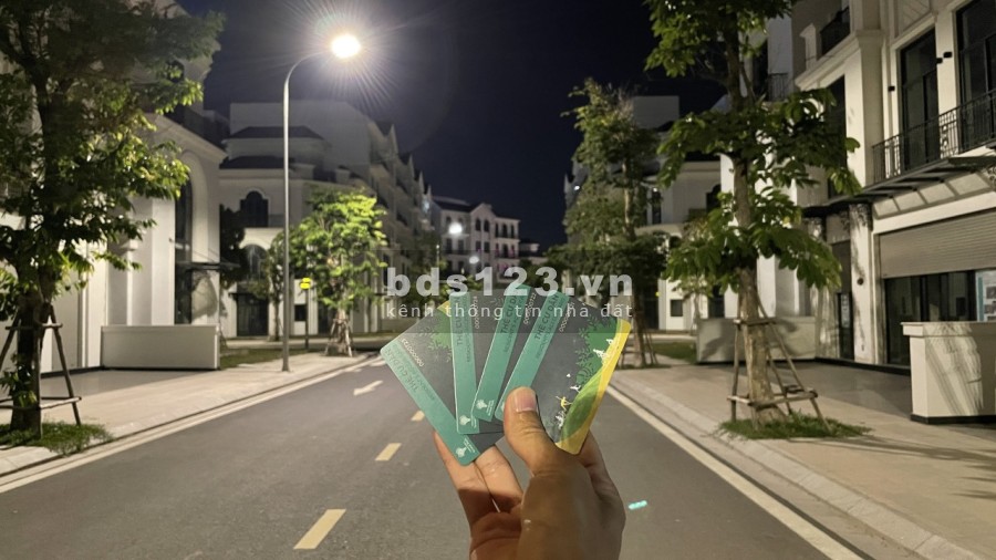 Bán gấp nhà phố The Manhattan VinHomes Grand Park Q9 gía 16,5 tỷ /96m2. LH: 0898206*
