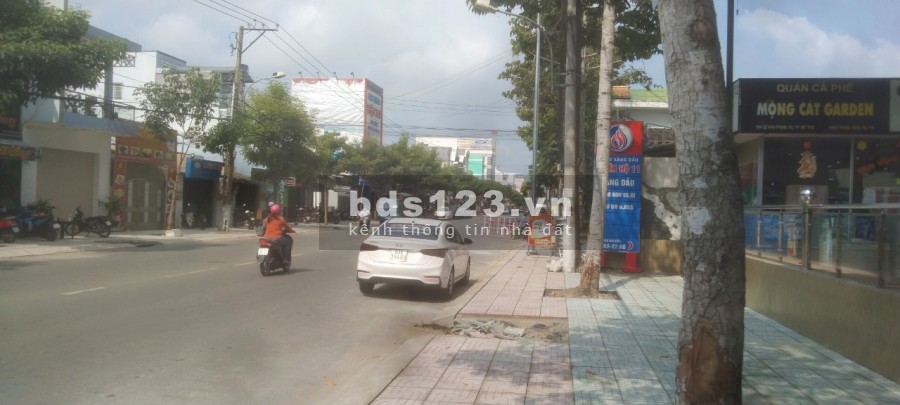 Nhà lầu 3 tầng mặt tiền Lê Văn Phẩm phường 6, Mỹ Tho, Tiền Giang giá 8.55 tỷ sổ sẵn