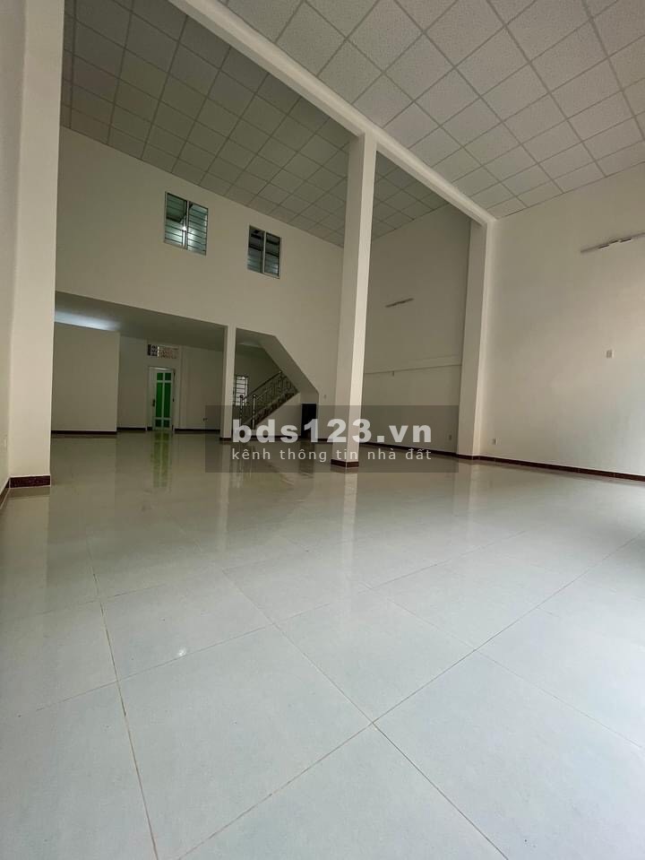 Bán nhà Tân Phú giá rẻ ngang rộng 8m xe hơi thông giá nhỉnh 10 tỷ sổ đỏ vuông vức