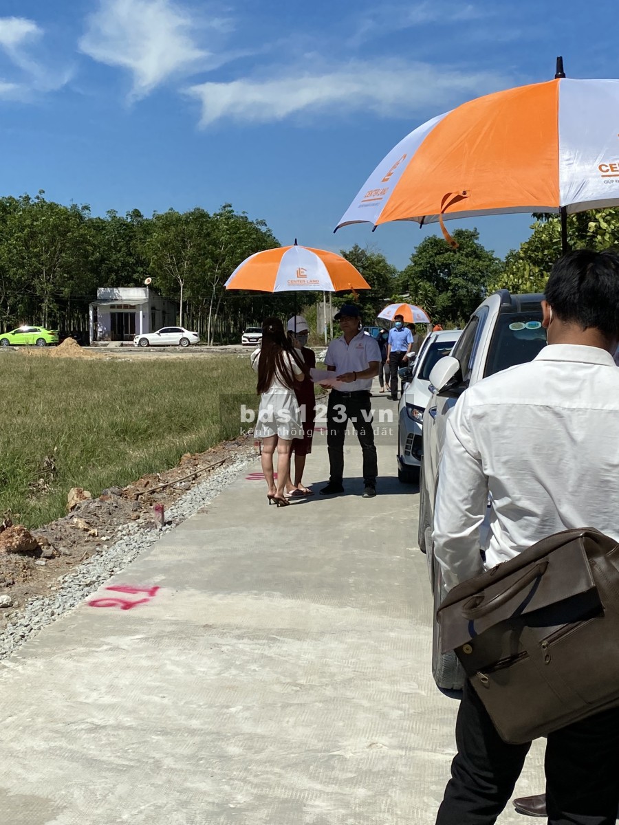 Cần bán gấp 2 nền đất mặt tiền trung tâm Chơn Thành.Sổ đỏ cầm tay.