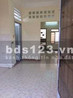 Cho thuê căn hộ tầng 3, 2 PN, 1 toilet, balcony lớn, diện tích sử dụng 80m2, giá 8 triệu/tháng