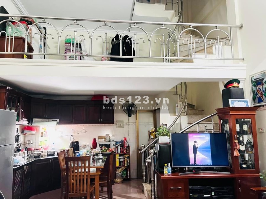 Bán nhà nguyên căn chính chủ phố Hoàng Ngân, diện tích 32m2, 5 tầng rộng 5m, giá 3.9 tỷ