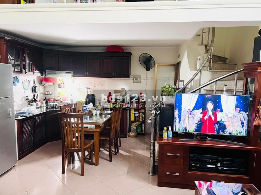 Bán nhà nguyên căn chính chủ phố Hoàng Ngân, diện tích 32m2, 5 tầng rộng 5m, giá 3.9 tỷ
