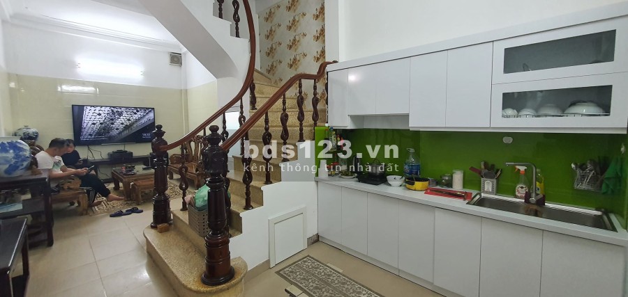 Nhà mới ở luôn hai mặt thoáng mặt ngõ thông kinh doanh 30m, ô tô trung tâm Đống Đa, giá hơn 3 tỷ