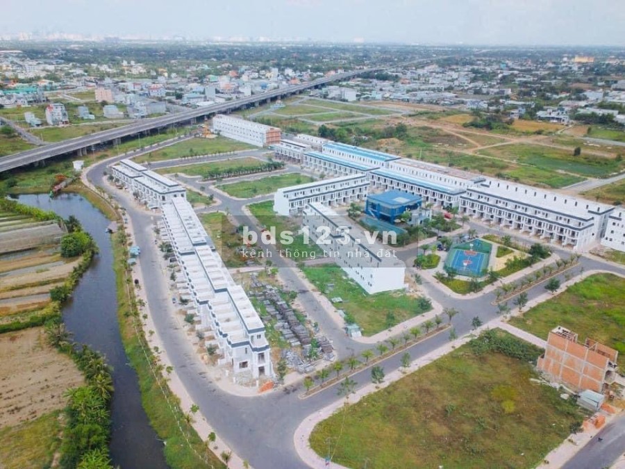 Chính chủ cần bán lô đất diện tích 100m2 hướng Đông Nam, dự án The Sol City Nam Sài Gòn
