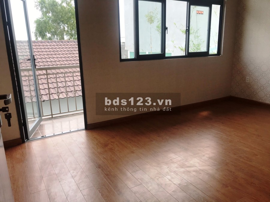 Nhà 1 trệt 1 lầu, 2 PN, 2WC, phòng khách, bếp, sân vườn khu dân cư Tân Đức