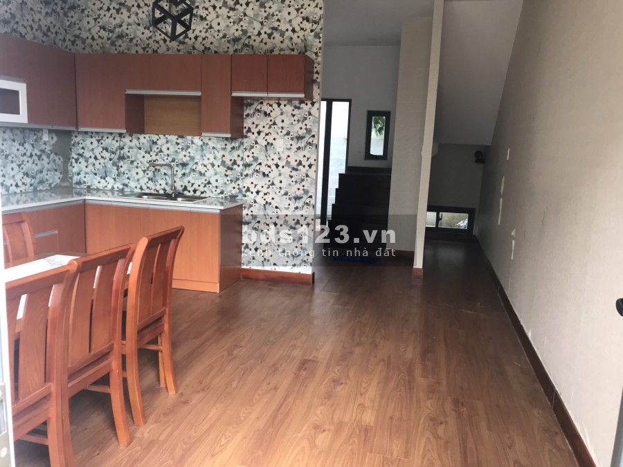 Nhà 1 trệt 1 lầu, 2 PN, 2WC, phòng khách, bếp, sân vườn khu dân cư Tân Đức
