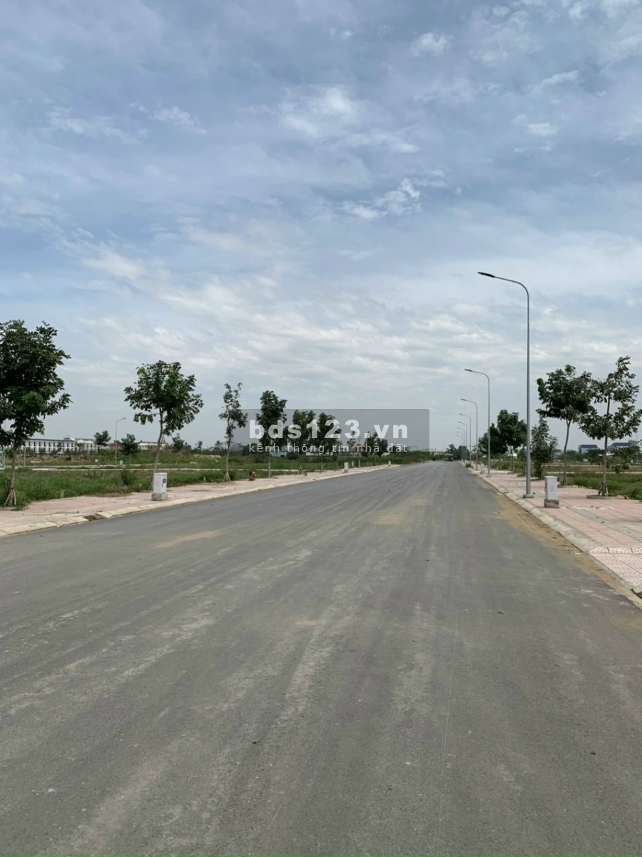 Chính chủ cần bán lô đất diện tích 100m2 hướng Đông Nam, dự án The Sol City Nam Sài Gòn