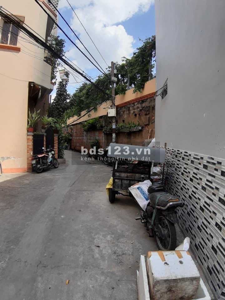 Bán nhà nguyên căn đẹp sát vách Quận 1, giá tốt đầu tư, đúc 3 tầng kiên cố, khu an ninh