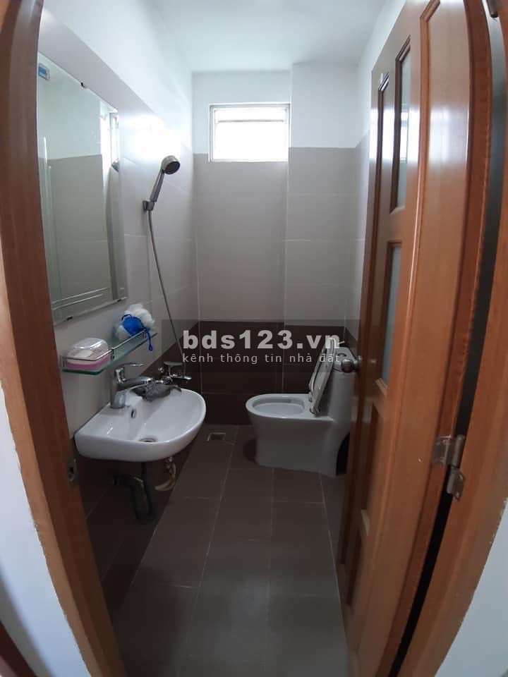 Bán nhà nguyên căn đẹp sát vách Quận 1, giá tốt đầu tư, đúc 3 tầng kiên cố, khu an ninh