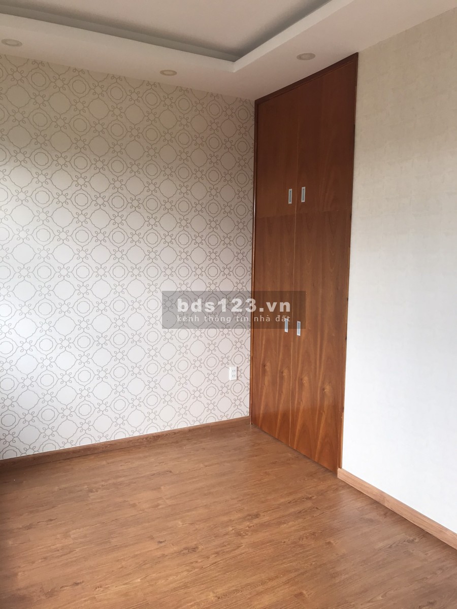 Nhà 1 trệt 1 lầu, 2 PN, 2WC, phòng khách, bếp, sân vườn khu dân cư Tân Đức