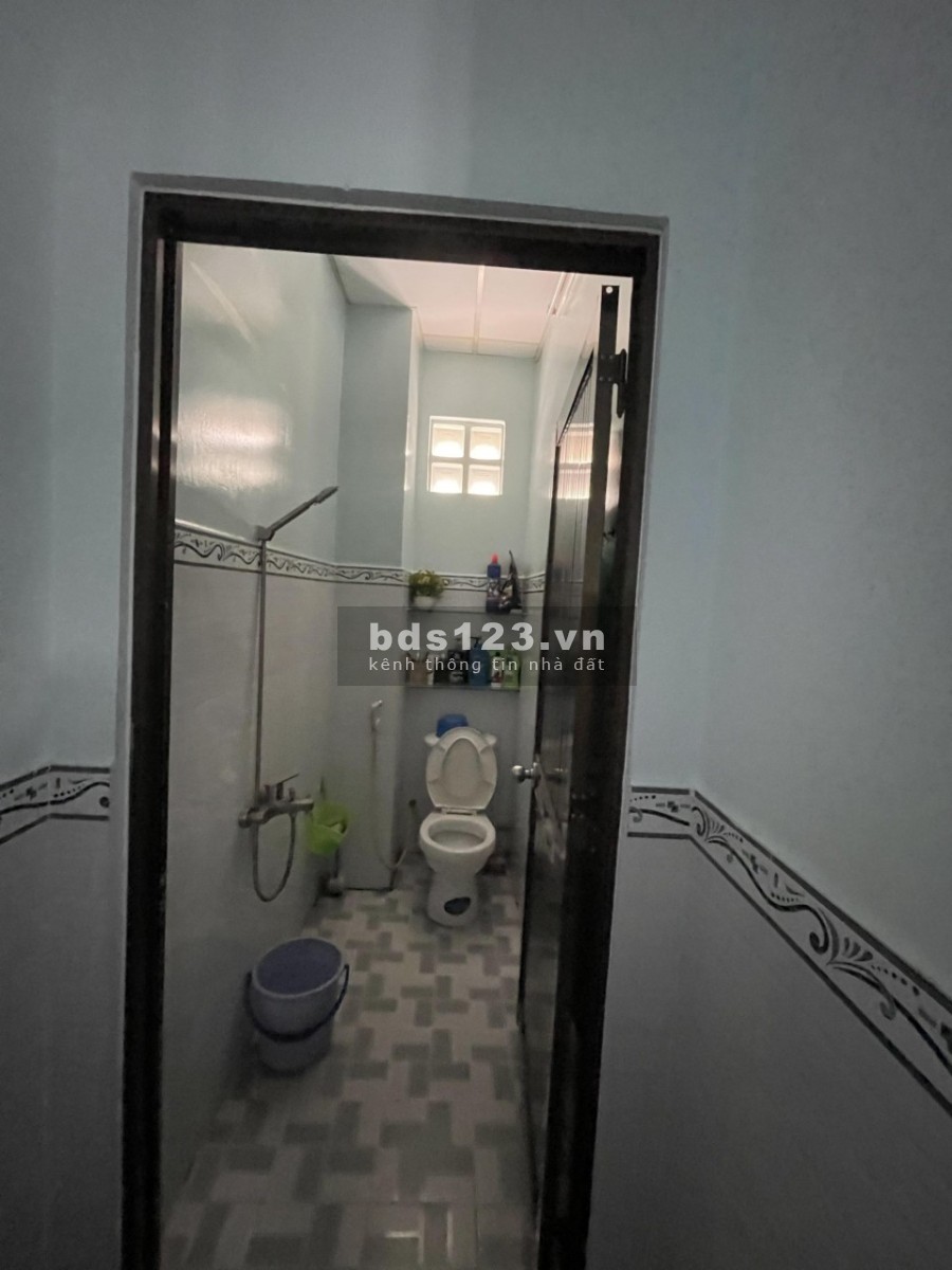 Nhà nằm 2 mặt hẻm sạch sẽ, thoáng mát, 2 lầu, 3 phòng ngủ, 3 toilet lh 0937760070