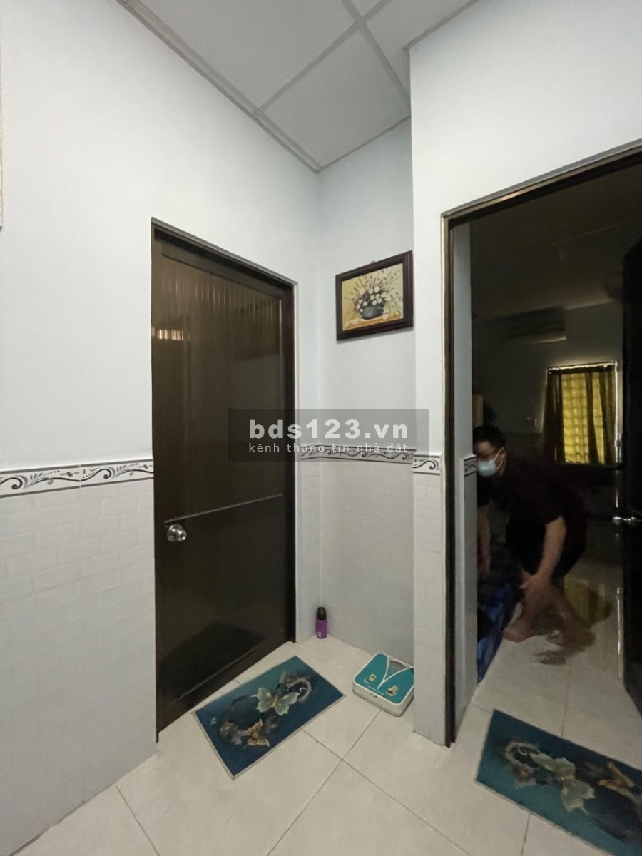 Nhà nằm 2 mặt hẻm sạch sẽ, thoáng mát, 2 lầu, 3 phòng ngủ, 3 toilet lh 0937760070