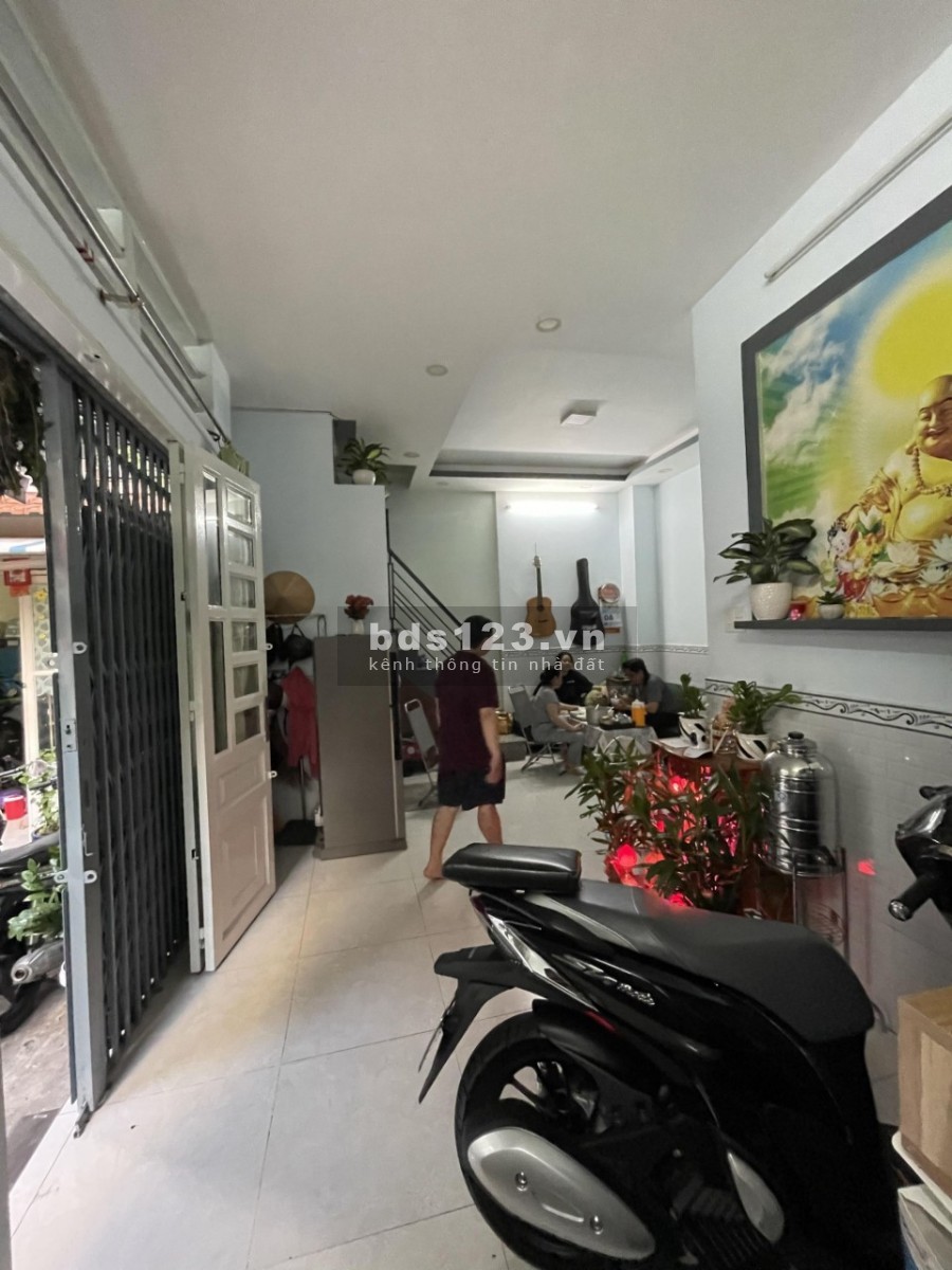 Nhà nằm 2 mặt hẻm sạch sẽ, thoáng mát, 2 lầu, 3 phòng ngủ, 3 toilet lh 0937760070