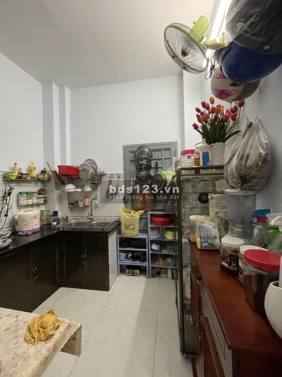 Nhà nằm 2 mặt hẻm sạch sẽ, thoáng mát, 2 lầu, 3 phòng ngủ, 3 toilet lh 0937760070