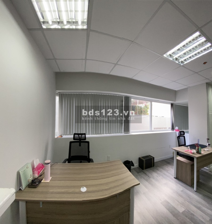 Văn phòng diện tích 70m2 ngay mặt tiền đường lơn Quận 3 full nội thất mới toanh