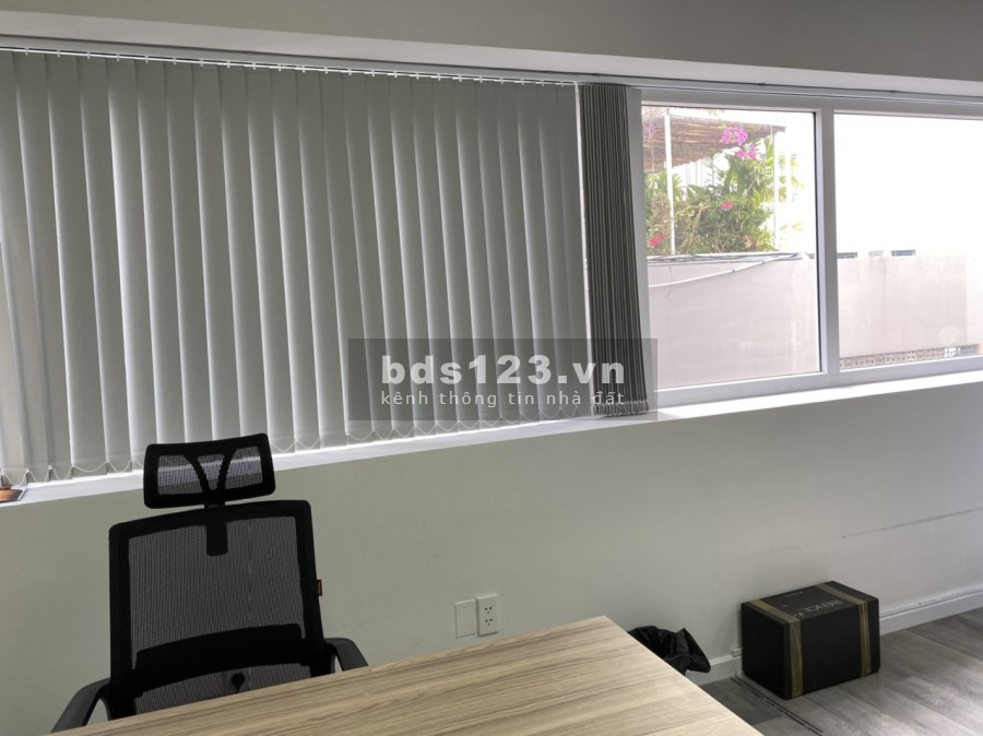 Văn phòng diện tích 70m2 ngay mặt tiền đường lơn Quận 3 full nội thất mới toanh