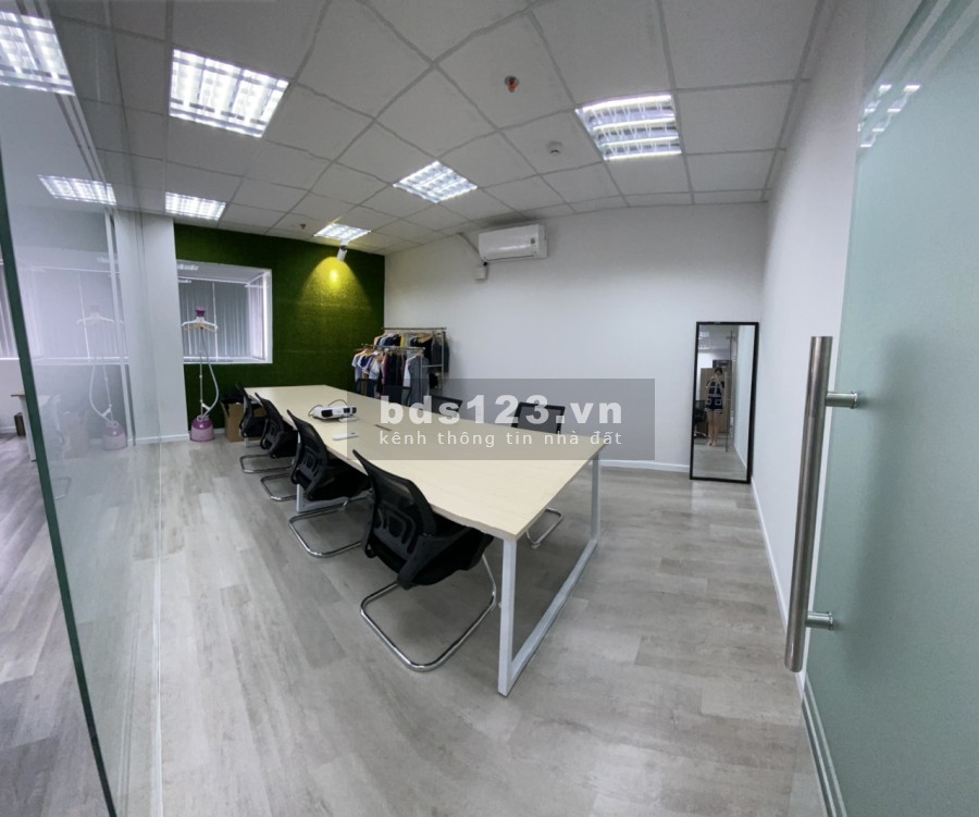 Văn phòng diện tích 70m2 ngay mặt tiền đường lơn Quận 3 full nội thất mới toanh