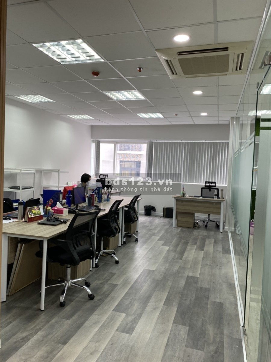 Văn phòng diện tích 70m2 ngay mặt tiền đường lơn Quận 3 full nội thất mới toanh