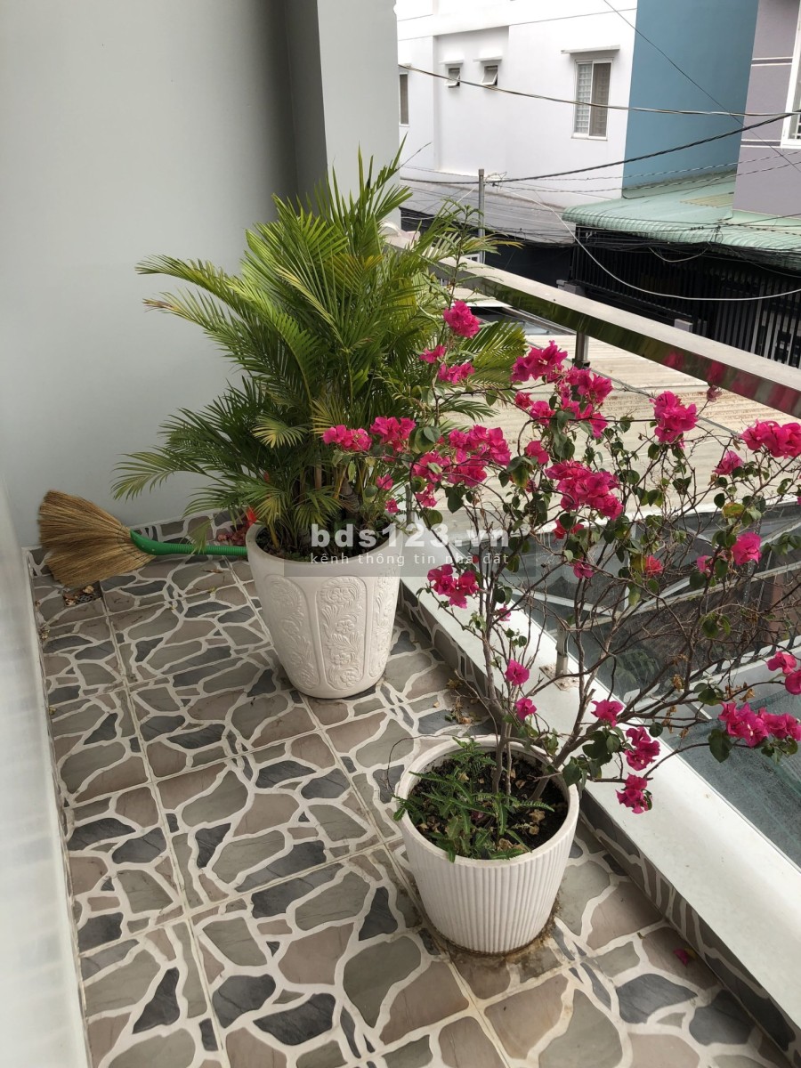 Cần bán nhà 1 trệt 2 lầu hẻm xe hơi 4m khu dân trí cao, liên hệ 0779900719, sổ chính chủ