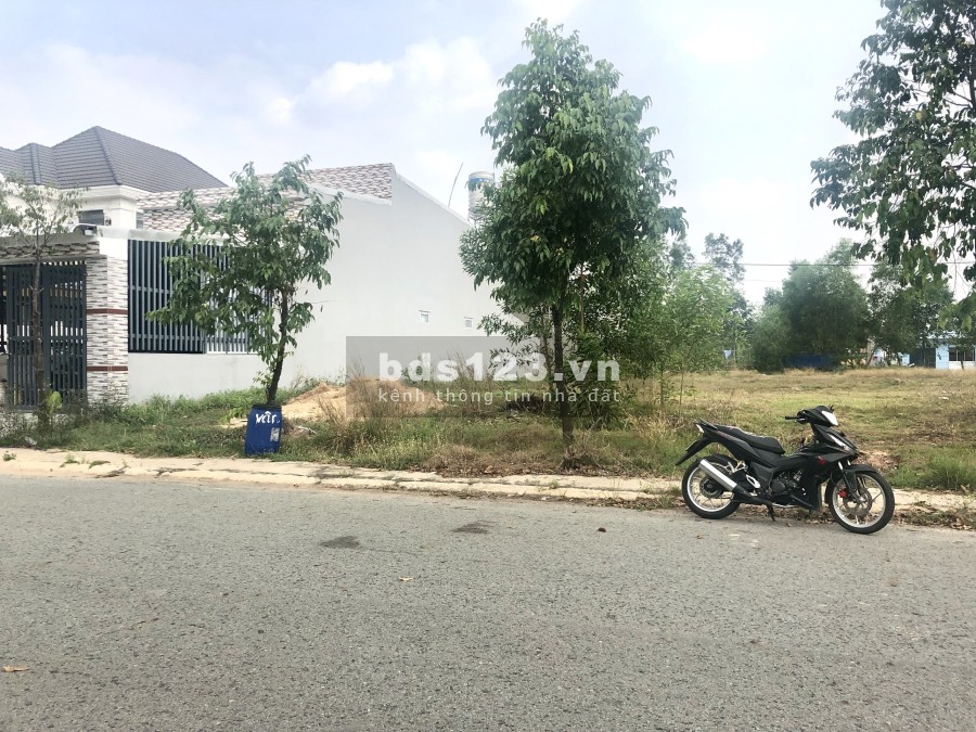 Chính chủ bán gấp diện tích 450m2 đất sổ hồng riêng, đường rộng vỉa hè thoáng mát