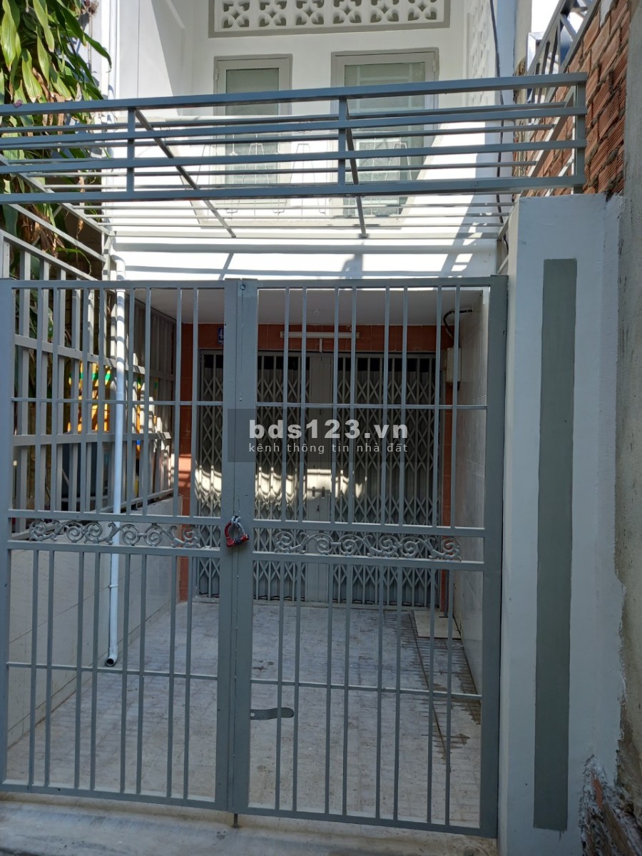 Chính chủ kẹt tiền bán gấp nhà đẹp Quận 6 giá 2 tỷ7 hẻm an ninh khu dân cư đông đúc