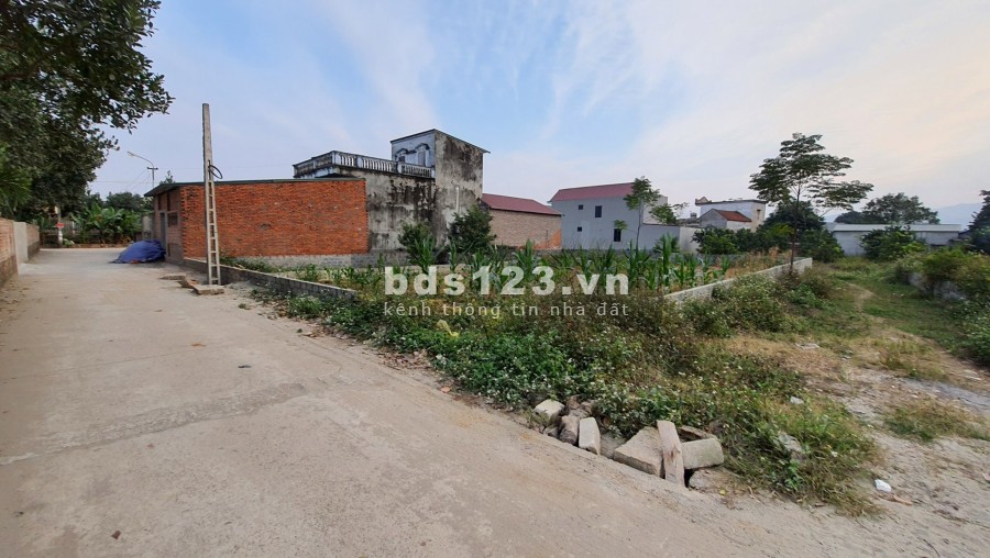 Bán đất sổ đỏ chính chủ 300m thôn 5 Phú Cát, Quốc Oai liên hệ xem đất 0986281113