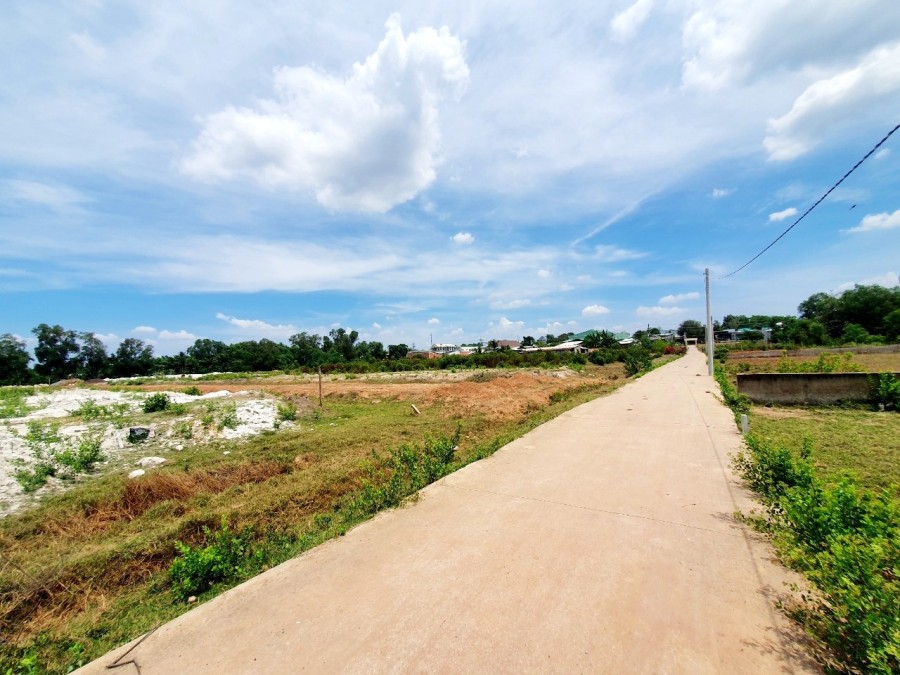 Bán gấp nền diện tích sử dụng 1000m2 thổ cư giá sốc 6tr5/m2 pháp lý chính chủ, sổ sẵn