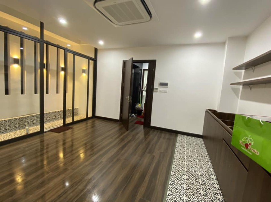 Nhà phố Cầu Giấy 7 tầng thang máy, thông dàn mặt vòng xoay kinh doanh sầm uất