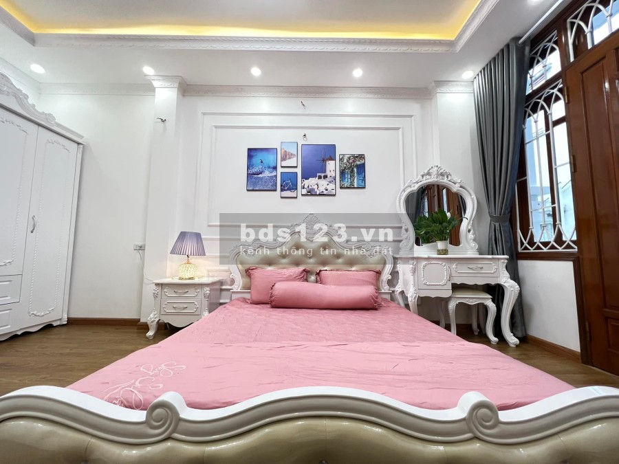 Nhỉnh 4 tỷ có ngay nhà 5 Tầng Đường Láng - Giáp ranh Ô Cầu Giấy