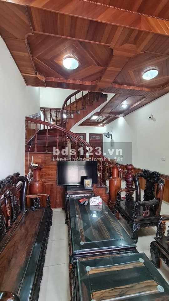 Bán nhà nguyên căn 4 tầng Ngọc Thuỵ dân xây ô tô đõ cửa liên hệ 0972263245 giá 4.5 tỷ