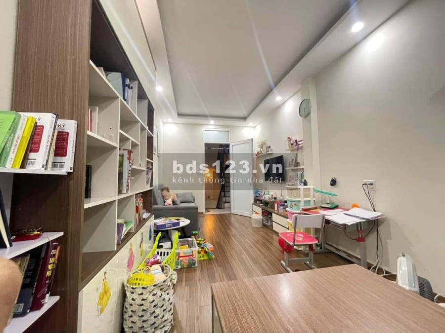 Bán nhà trung tâm Hai Bà Trưng, giá bán 3.45 tỷ, ô tô cách nhà 10m, kinh doanh sầm uất