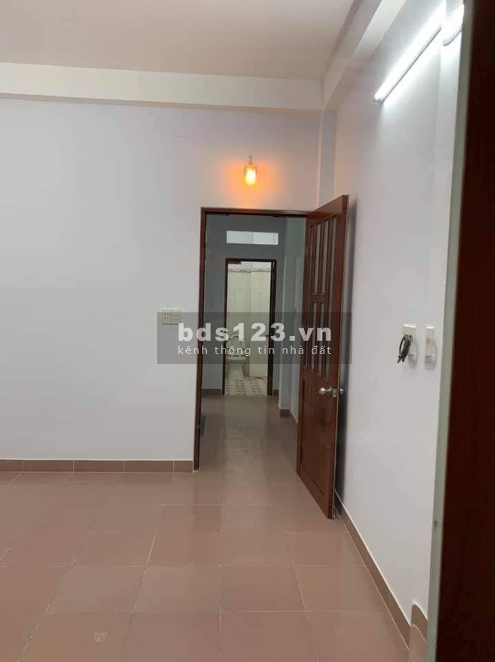 Nhà 3 tầng kiên cố. Hẻm xe hơi đỗ cửa Nguyễn Hồng Đào. 5,6 tỷ