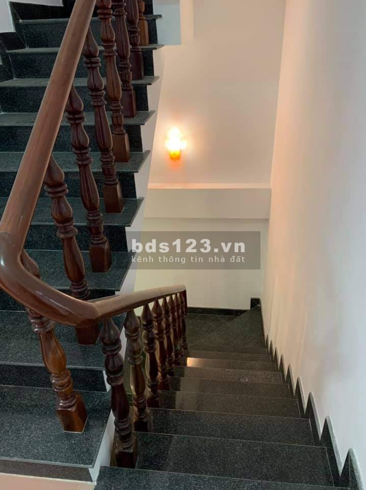 Nhà 3 tầng kiên cố. Hẻm xe hơi đỗ cửa Nguyễn Hồng Đào. 5,6 tỷ
