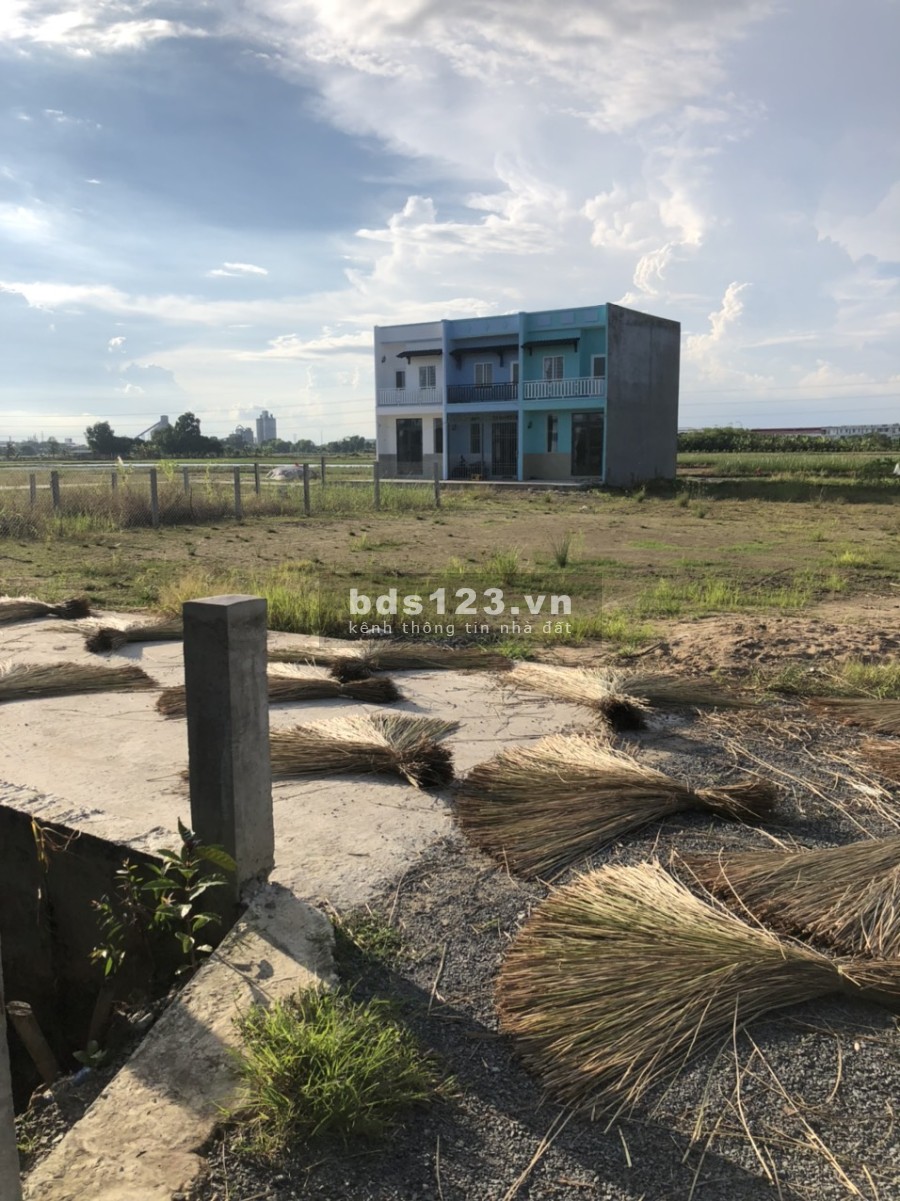 Bán miếng đất nhỏ diện tích 4x8 ngay khu công nghiệp liên hệ 0916100177 sổ sẵn