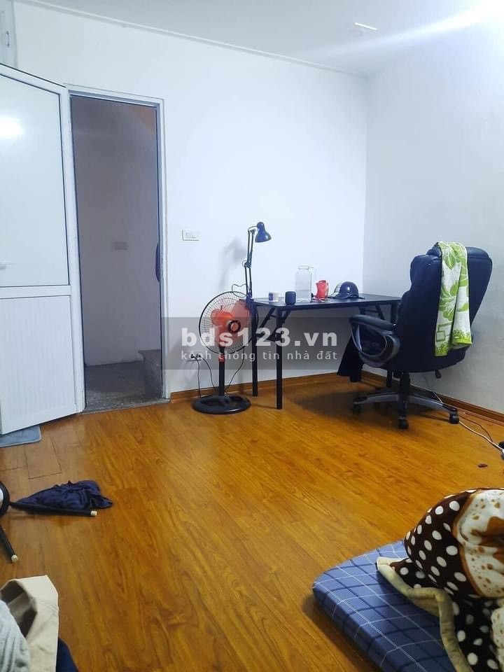 Bán nhà Cầu giấy dt 65m2, 4 tầng kinh doanh sầm uất gần chợ thương mại, vỉa hè ô tô đỗ cửa