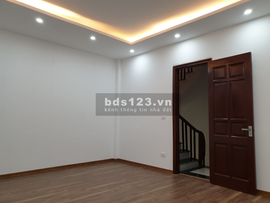 Bán nhà Đội Cấn Quận Ba Đình gần Lăng Bác diện tích 37m2, chỉ 4 tỷ 5 mặt tiền rộng