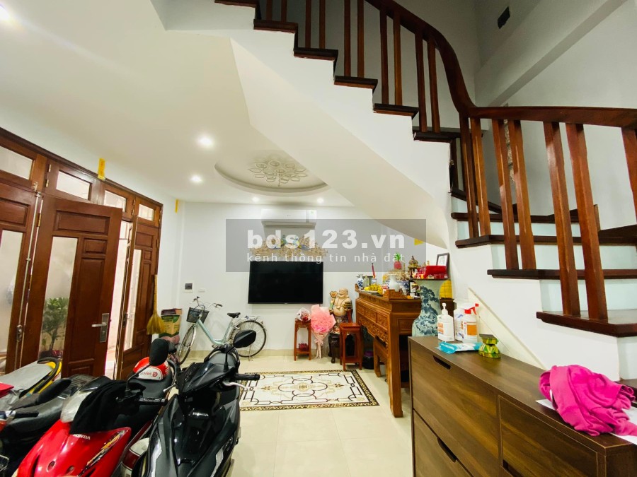 Cần bán gấp nhà Ngõ Phố chùa Láng 50m2 x 6 tầng, mặt tiền 4.2m, 2 mặt ngõ thông, ô tô đỗ cổng