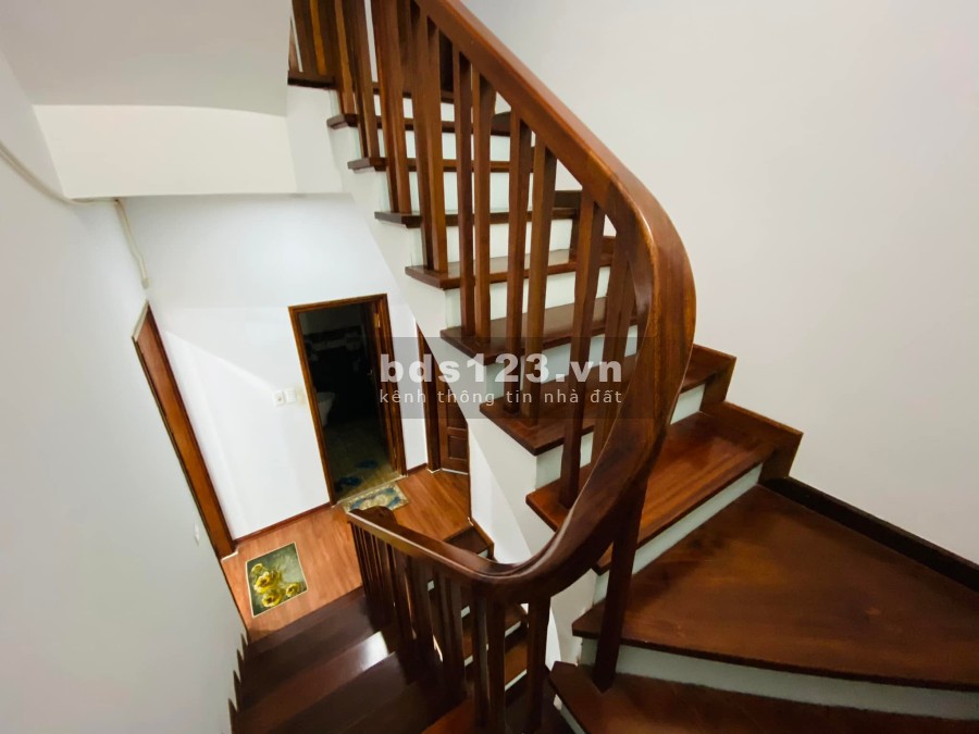 Cần bán gấp nhà Ngõ Phố chùa Láng 50m2 x 6 tầng, mặt tiền 4.2m, 2 mặt ngõ thông, ô tô đỗ cổng