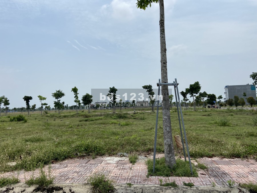 Cần bán lô đất S=100m2 mặt tiền đường Hùng Vương ven sông Thị Tính, LH 0335166099