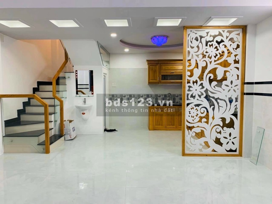 Bán nhà 4 lầu, hẻm 6m. Sát mặt tiền đường khu dân trí cao giá thương lượng, lh 0704680423