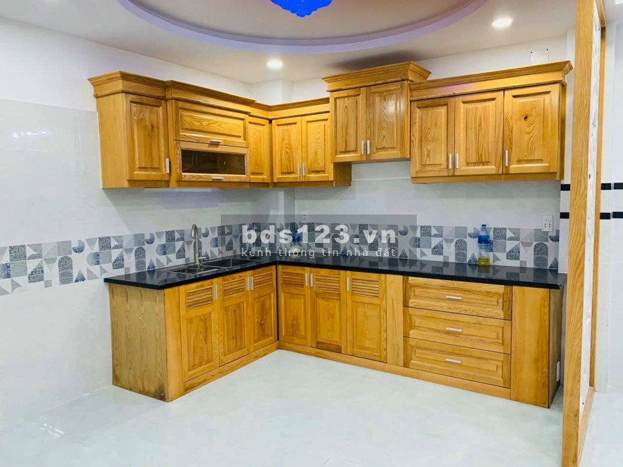 Bán nhà 4 lầu, hẻm 6m. Sát mặt tiền đường khu dân trí cao giá thương lượng, lh 0704680423