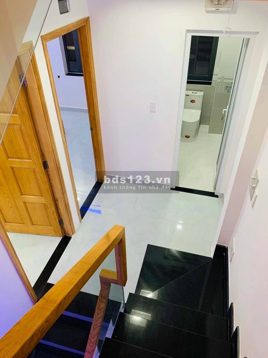 Bán nhà 4 lầu, hẻm 6m. Sát mặt tiền đường khu dân trí cao giá thương lượng, lh 0704680423