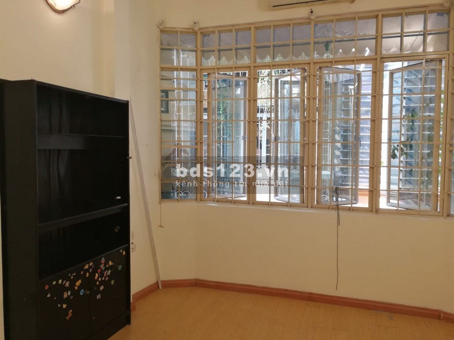 Bán nhà Phương Mai Đống Đa cạnh hồ Phương Mai, ô tô đỗ cửa, giá chỉ 6.3 tỷ có sẵn sổ